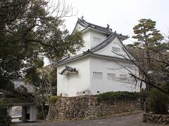 写真は復元された二の丸櫓（左奥に桜門）。石垣は16世紀のものです。