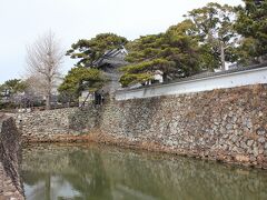 田原城跡の大手道から桜門を見た写真です。袖池の石垣は田原城で残存する最も古い石垣で、一番の見所です。