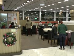 香港国際空港の７階にある写真の百樂潮州酒家で夕食。中国の広東省潮州市を中心に食べられている中華料理の中の地方料理。潮州から香港に移り住んだ人々によって伝えられた料理。