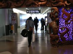 １２月２４日（土）飛行機の中で配られた入国審査カードに記入。午後１時１５分にオークランド国際空港に到着。入国審査口に向かう。ハブ空港としてニュージーランドを訪れる外国人の約７割がオークランド国際空港に到着する。
