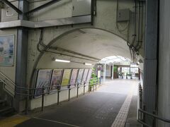 @塩釜駅改札内・地下通路
塩竈市に着いて、まず、したことといへば、この通路の写真を撮ったことかなあ。
北仙台のものと比較して、『短い通路、高い天井』といったとこか。
これならAkrさまも頭上モップにならんでいいかも。