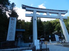 大きな鳥居が見えました。
正確にはここは『諏訪大社上社本宮』と云うそうです。