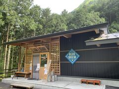 続いての目的地はクラフトビールのお店(o^^o)
『中津渓谷』から上流に車を走らせること約１０分ほどの所にお店はあります。
【BLUE BREW】
 https://mukaicraftbrewing.com
