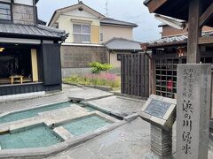 島原船津駅から民家の間の細い路地を行くと広場に出ました、雲仙岳の湧水が出て住民の野菜洗いや洗濯場として使われていた浜の川湧水です