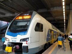 西駅の隣にあるウエストエンドショッピングセンターへ行く途中、駅の構内を突っ切ります。見ると電車が止まっています。2階建ての列車ってやっぱり大きいです。幅も高さも日本の列車の比じゃありません。
しかも自転車も犬も乗れるのです。