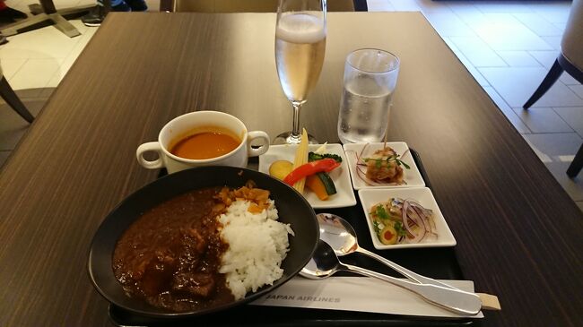 国際線のラウンジ<br />今回はファーストクラスのラウンジだっため、フードメニューも充実！<br />国際線のJALのラウンジと言ったら、カレーを食べないと。。<br />