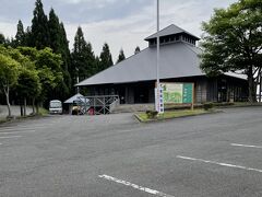 駐車場の脇にはみのりの館〝どんぐり工房〟。