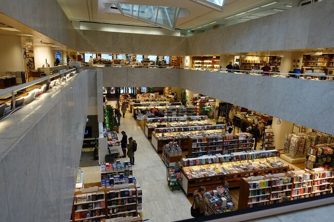 アカデミア書店へ