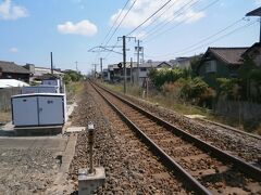  単線の関西本線を越えていきます。