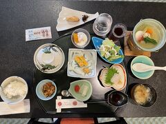 朝ご飯は昨日と同じ宴会場で7時から。同じホテルに関西からのクリスタルのツアーの方たちも泊まっていたのですが、旅程も時間もずらしているのか、一度も会うことはありませんでした。
デザートに佐渡名産の柿のコンポートがあり、とてもおいしかったです。