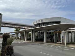 レンタカーは空港の駐車場は置いたまで良いそうです。なんとも緩い感じです。種子島空港は屋久島空港に比べて近代的でした。やはり宇宙センターがあるからですね！