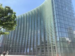 国立新美術館に到着です。黒川紀章氏と日本設計の設計による建物です。

ルーバーとガラスの曲線が美しいです。
