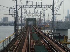 阪神なんば線は、もともと西大阪線という下町を走るローカル支線で、淀川を渡るこの鉄橋なんか堤防よりも低い位置にある。
さすがに、となりに新しい橋を建設中だった。