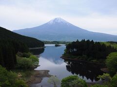 部屋に入り、障子を開けると、目の前には富士山が裾野を広げていた。今回通された部屋は最上階で、しかも田貫湖と富士山が正面に望める良い場所だった。これは贅沢である。ただ、晴れていないのが残念であった。