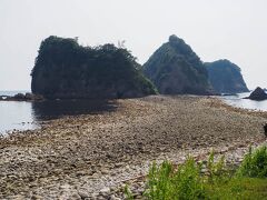 向こうに見えるのが、三つにも四つにも見えることから名付けられた三四郎島で、これもかつてのマグマの通り道の名残。
その島を回り込んだ波が両側から打ち寄せ、岩や石がたまって浅瀬ができることをトンボロという。