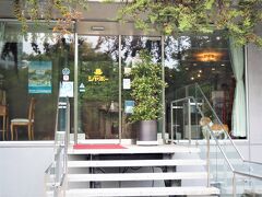 窓越しに、滝の流れを見られるカフェ「珈琲のシャポー」