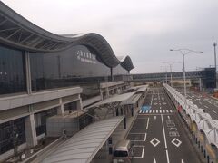 車で仙台空港へ向かう。いつもは早朝便を利用することが多いのだが、今回は珍しく午後便に搭乗するのでスタートは昼前だった。