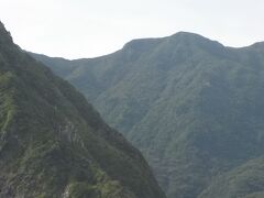 島の最高峰の御山（標高８５１ｍ）（御山に登頂する事も出来ますが、ガイドさんが必要なコースでもう少し日にちがあればと思いました。）