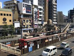 長崎県長崎市 JR長崎駅東口

1号系統と3号系統の路面電車「長崎駅前」の停留場の写真。

国道202号線の中央部分を1号系統と3号系統の路面電車が
走行しています。

ここまでのブログはこちら↓

<ANAプレミアムクラスで行く長崎 ① 羽田空港第2ターミナル
『ANAラウンジ（本館北＆本館南）』『パワーラウンジセントラル』
『パワーラウンジノース』『エアポートラウンジ南』>

https://4travel.jp/travelogue/11747885

＜長崎 ② 全日空NH661便（羽田－長崎間）ANAプレミアムクラス搭乗記
エアバスA321neo型機のプレミアムクラスの機内食＆アルコールを堪能＞

https://4travel.jp/travelogue/11745837

<長崎 ③ 2021年11月開業『ヒルトン長崎』宿泊記（１）
【エグゼクティブラウンジ】のティータイムのフード＆ドリンク
及び眺望、長崎空港から空港リムジンバスを利用しJR長崎駅西口の
『出島メッセ長崎』に隣接した『ヒルトン長崎』へ♪>

https://4travel.jp/travelogue/11726442

<長崎 ④ 『ヒルトン長崎』宿泊記（２）
ヒルトン・オナーズのダイヤモンド会員特典で「デラックススイート」
にアップグレード♪客室からお薦めの眺望は？>

https://4travel.jp/travelogue/11732519

<長崎 ⑤ 『ヒルトン長崎』宿泊記（３）
路面電車が値上げ、日本三名橋の一つである「眼鏡橋」へGO♪
恋愛成就のハートストーンを探せ！皇室献上カステラ
【匠寛堂茶房玉響】でティータイム>

https://4travel.jp/travelogue/11735455

<長崎 ⑥ 『ヒルトン長崎』宿泊記（４）【エグゼクティブラウンジ】
のカクテルタイムのフード＆アルコール♪世界新三大夜景を観に
2020年1月に運行開始のスロープカー＆ロープウェイで
『稲佐山山頂展望台』へ☆彡稲佐山レストラン【ITADAKI】、
バーガーショップ【INASA BURGER】、カフェ【INASA COFFEE】
の計3店舗が新たにオープン！>

https://4travel.jp/travelogue/11738159

<長崎 ⑦ 『ヒルトン長崎』宿泊記（５）【エグゼクティブラウンジ】＆
オールデイダイニングレストラン【ディ・バート】の朝食♪
フィットネスジムに併設の温浴施設＆ドライサウナを堪能！>

https://4travel.jp/travelogue/11742569