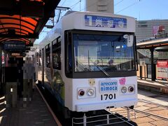 1号系統と3号系統の路面電車「長崎駅前」の停留場の写真。

蛍茶屋行き（めがね橋方面）の3号系統の路面電車は、
進行方向の前方部分が乗車位置で、崇福寺行き（新地中華街、出島、
思案橋方面）の1号系統の路面電車は、進行方向の後方部分が
乗車位置です。

写真の崇福寺行きの1号系統の路面電車に乗車します (^^♪