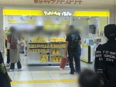 「東京キャラクターストリート」には、こじんまりしていますが「ポケモンストア」があります。こちらの店舗オリジナル商品もあります。