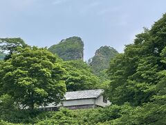 金山を11時半に出て、時間があるので割戸が見える場所で写真タイム。
普段は観光バスは止められない場所ですが、本日はお店休業のため、大丈夫とのこと。