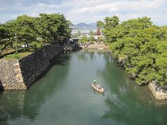ここは高松城のあった所で、この画像は天守跡からお堀を撮影したものです。