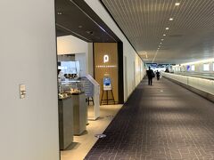 セキュリティーも一瞬で通過したのでラウンジに向います。並ばないって本当ストレスフリー！