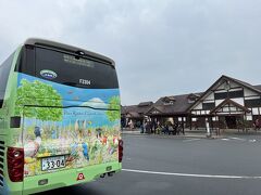 河口湖駅から、富士芝桜まつり会場行きの直行バスで。
ピーターラビットがデザインされたバスです。