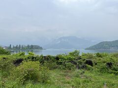 富士芝桜まるち会場を後にして、直行バスで河口湖へ。小雨の河口湖を少し散策。
畳岩のあたり。