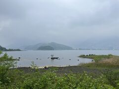 湖岸を歩いて、八木崎公園で。