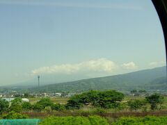 お天気はすこぶる良いのに、富士山だけは雲に取り囲まれていた。

定刻で東京駅に到着。
今年の1月に各駅停車のこだまで、東京から京都まで帰った。
あの時は3時間40分ほどかかった。
今回ののぞみは2時間12分。
速い！

