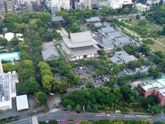 展望台から眺める増上寺は徳川家の菩提寺で、15人の将軍のうち秀忠、家宣、家継、家重、家慶、家茂の6人がここに葬られている。
私は外国のお墓を見てまわるのが好きなのだが、日本のお墓も有名人が埋葬されている所なら興味深いな。