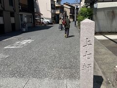 短い距離ですがバスで移動します。本当は北野天満宮前まで行きたかったんですが、ちょうど良いバスが無いので千本今出川バス停から歩きます。