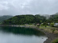 一夜明けて、朝食前に、西湖岸の早朝散歩。静寂そのもの。