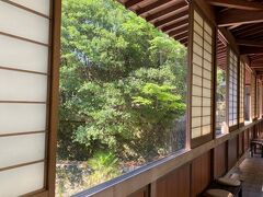 月光園の中にかかる橋