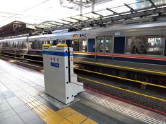 今回の移動は、東京駅→成田空港、関空→神戸の交通費を入れても、新幹線よりジェットスターの方が安いということで、(ツレが)こちらに決めました。
関空から、南海線、環状線、神戸線を乗り継いでホテルに向かいます。今では関西でもPASMOが使えるのが感激です！

大阪駅での、フォームドアならぬフォームロープ？ 初めて見ました。
ロープがどうやって開くのか謎でしたが、乗り降りの際には上に上がりました！