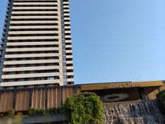 徒歩でホテルに着きました。
今夜から4泊のHOTEL OKURA KOBE
ゲートからエントランスまで、スロープを登って遠い&#128166;   タクシーで乗り付けるのが普通ですよね&#128546;