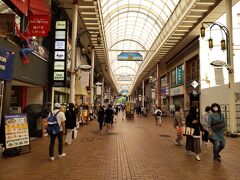 南京町に並行して、北側にある元町商店街。ここからツレと別行動です。
ここは通りの入口付近の1丁目。アーケードが見渡す限り続いています。ずっと先まで歩いてみましょう。
