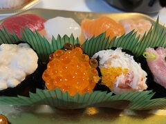 ホテルにチェックインしまして、夜にはまだまだ早いけど、お昼を大きく過ぎてしまってお腹はぺこぺこ。
なので、夜に差し障りない程度のものをと再びイオンに買い物に出かけ、写真ではアップにしてますが、ネタもシャリも半分のお寿司セットを買ってホテルで食べて、少し横になりました。
まさかこれがあだになるとはこの時は思いもよりませんでした。