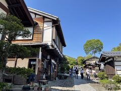 岐阜の馬籠宿まで来ました。
坂道に昔ながらの建物がたくさん並んでいます。
行きは下りですが帰りは上りだったので足がプルプルに。