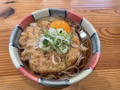 善光寺見学後、お腹が空いたので
そばが食べたいとなったのですが
帰り道の店はどこも開いておらず･･･
なので長野駅へ駅そばを食べに行きました。
暖かくてめっちゃ美味しい