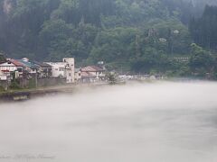 左手が会津川口駅です。
車を止め、川霧を撮る人がチラホラいました。