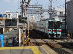 　2022年3月3日。東京への通院のため、１週間ほど保育園を休んでいる間に、保育園が学級閉鎖に。濃厚接触ではないので、自由に過ごせる平日休みができました。北野のコスモスパーク、行くかい？
　西鉄櫛原駅まで自転車で行って、電車に乗換え。本線ながらミニマムな駅舎は、なかなか「エモい」です。