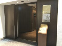 今回の旅は修行の中でも一番早い7:10発。
朝早い便にも慣れてきました。
羽田空港でサクララウンジに入り時間までしばしのんびり。
今回はクリスタルのお客様ですよね？なんてことも言われずどうぞとすんなり（笑）。
朝食は家で食べてきましたが飛行機を見ながらお煎餅ボリボリ。
