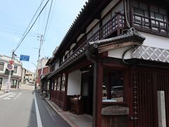 ランチは11:00オープンの御舟宿いろはへ。
築220年、坂本龍馬が「いろは丸事件」の談判の場として使用した町家だそうです。
空き家となって取り壊しの危機となっていたところ、2010年に宿、食事処として再生されたそうです。
HPによると宮崎駿監督が残したお店の構想を描いたスケッチブックを元に、出来る限りの再現を目指して改装したんだとか。
ランチ営業もしているので伺いました。
素敵な空間です。
