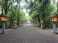 宮崎神宮の本殿へ向けて真っ直ぐ正面参道が続いています。