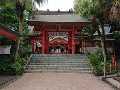 まさに南国風情の神社です。
日本各地にある他の神社とはかなり異なる風景です。
熱帯雨林のなかにある神社といった感じで異国風情すら
感じさせてくれます。。南国と神社の組み合わせです。