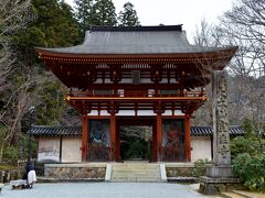 室生寺は江戸時代に5代将軍徳川綱吉の生母桂昌院の庇護を受け再興されたそうです。
桂昌院と言えば、春日局に見いだされ、八百屋の娘から将軍の側室になったシンデレラガールで、時代劇にも登場しますね。
真言宗のお寺で、女人禁制だった高野山に対し、女人の参詣を許可したことから「女人高野」と呼ばれ、女性の信仰を集めたそうです。