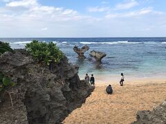 岩場を降りて、ティーヌ浜に到着です。